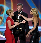 2011-09-18-64rd-Emmy-Awards-Stage-and-Audience-016.jpg