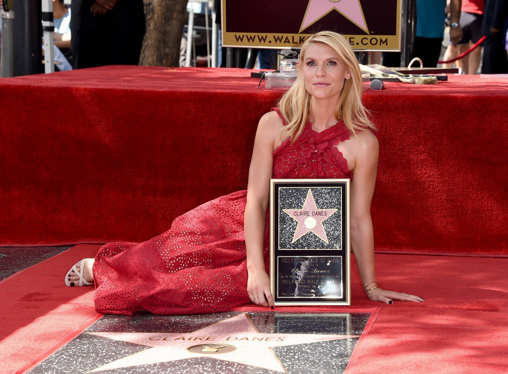 2015-09-24-Claire-Danes-Gets-A-Star-On-The-Hollywood-Walk-Of-Fame-0080.jpg