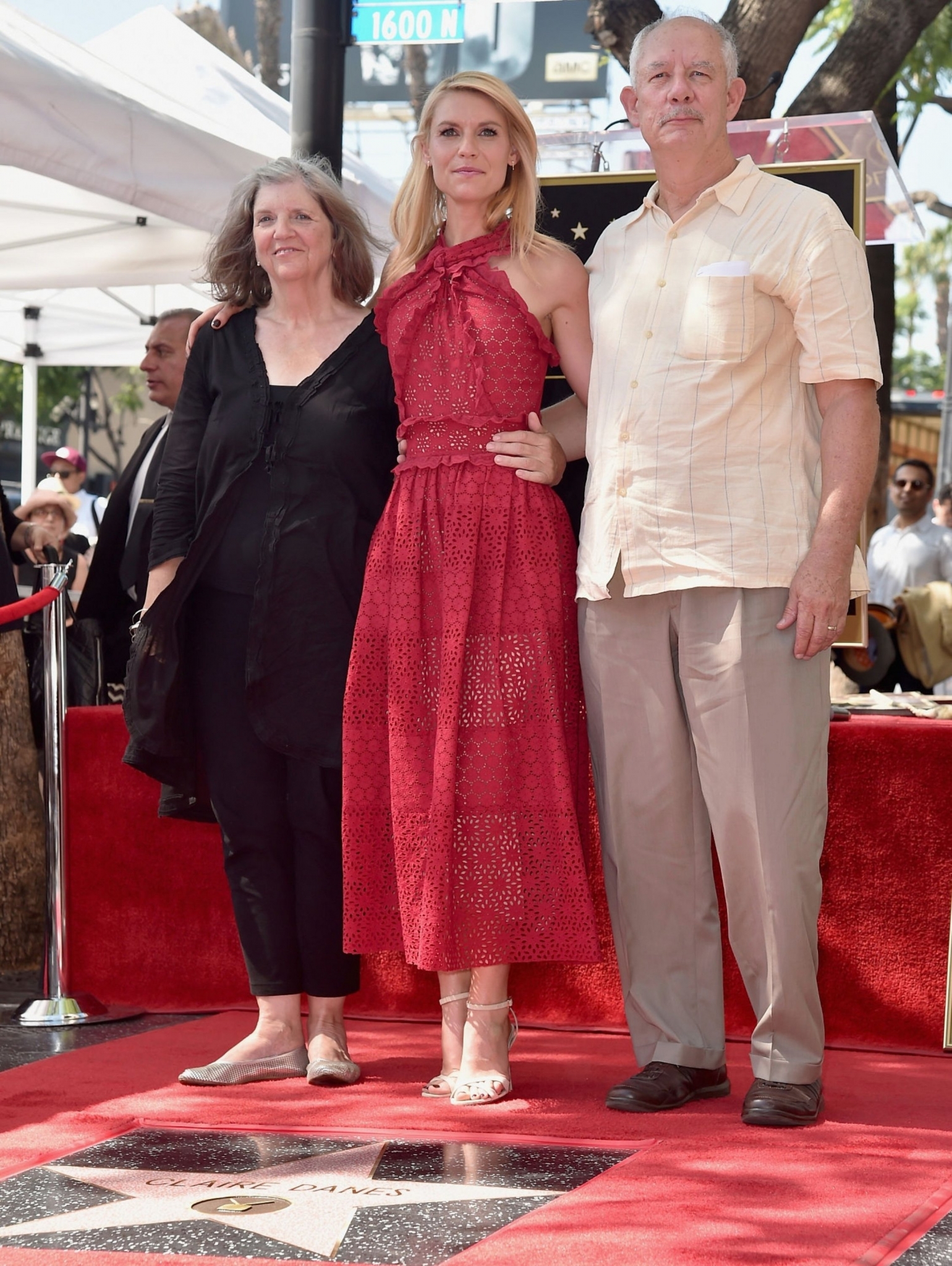 2015-09-24-Claire-Danes-Gets-A-Star-On-The-Hollywood-Walk-Of-Fame-0280.jpg