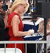2015-09-24-Claire-Danes-Gets-A-Star-On-The-Hollywood-Walk-Of-Fame-0039.jpg