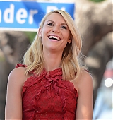 2015-09-24-Claire-Danes-Gets-A-Star-On-The-Hollywood-Walk-Of-Fame-0703.jpg
